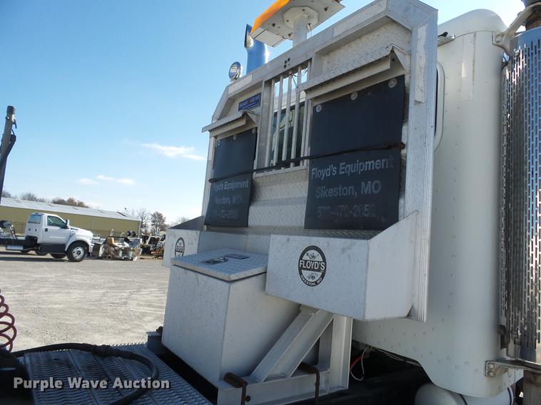 image for item DD2395 2008 Peterbilt 367 semi truck