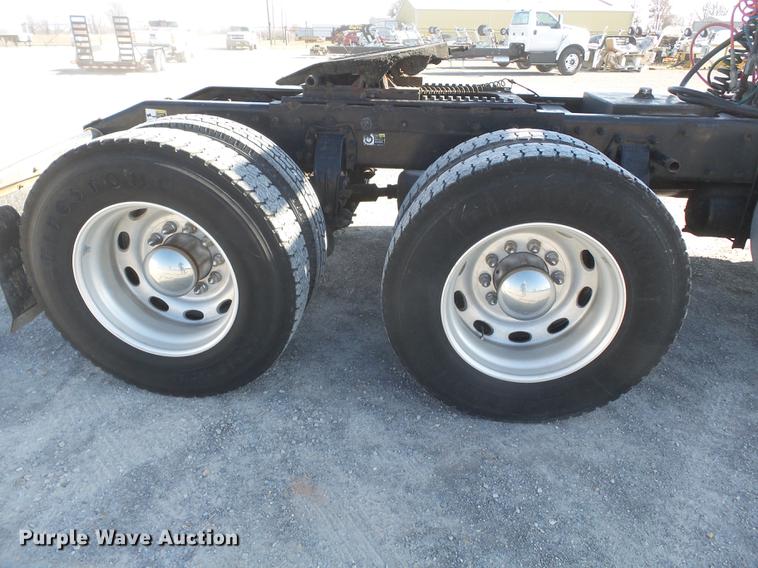 image for item DD2395 2008 Peterbilt 367 semi truck