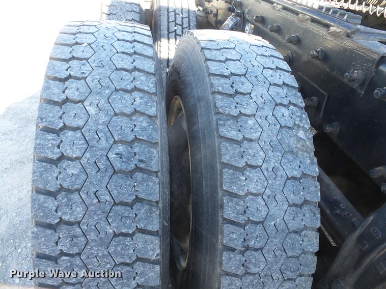 image for item DD2395 2008 Peterbilt 367 semi truck