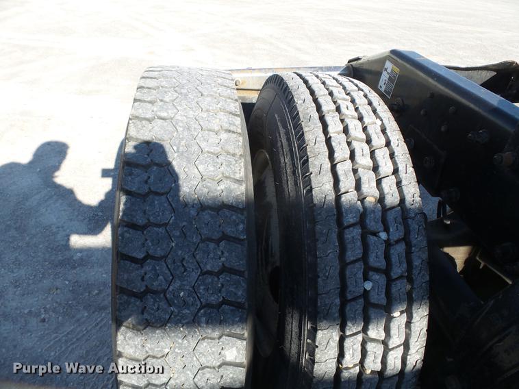 image for item DD2395 2008 Peterbilt 367 semi truck