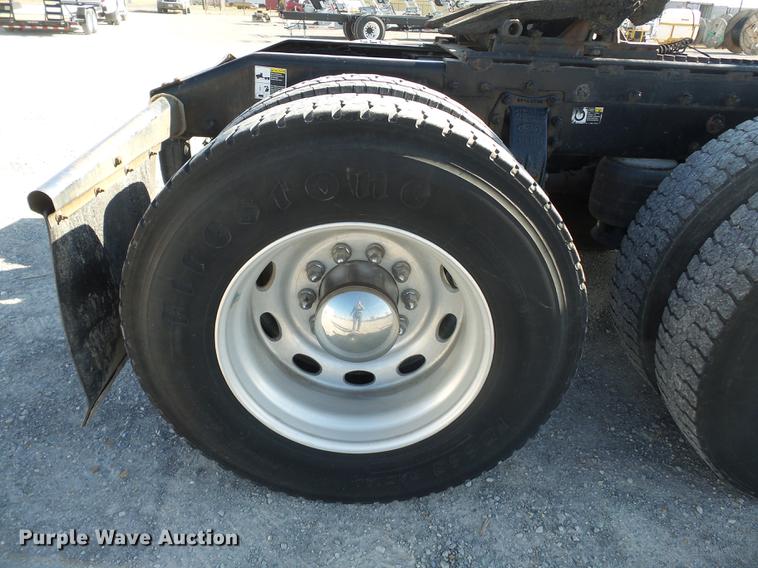 image for item DD2395 2008 Peterbilt 367 semi truck