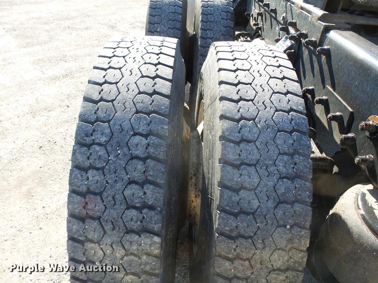 image for item DD2395 2008 Peterbilt 367 semi truck