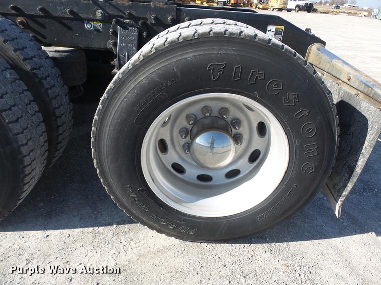 image for item DD2395 2008 Peterbilt 367 semi truck