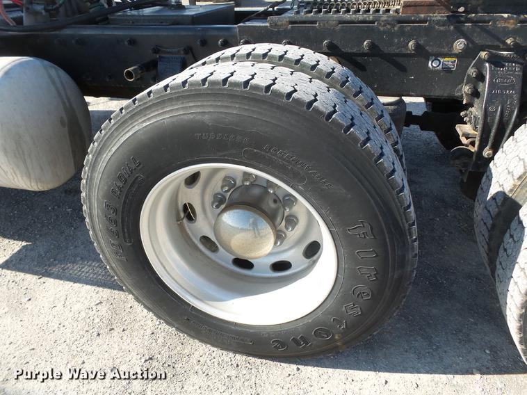 image for item DD2395 2008 Peterbilt 367 semi truck