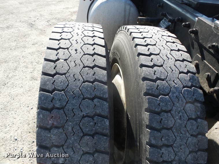 image for item DD2395 2008 Peterbilt 367 semi truck