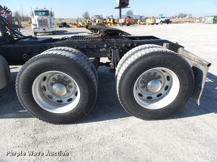 image for item DD2395 2008 Peterbilt 367 semi truck