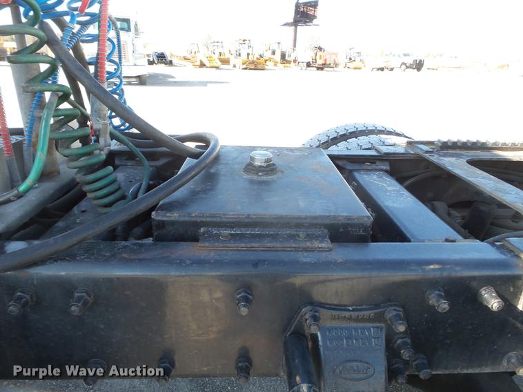 image for item DD2395 2008 Peterbilt 367 semi truck