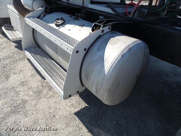 image for item DD2395 2008 Peterbilt 367 semi truck