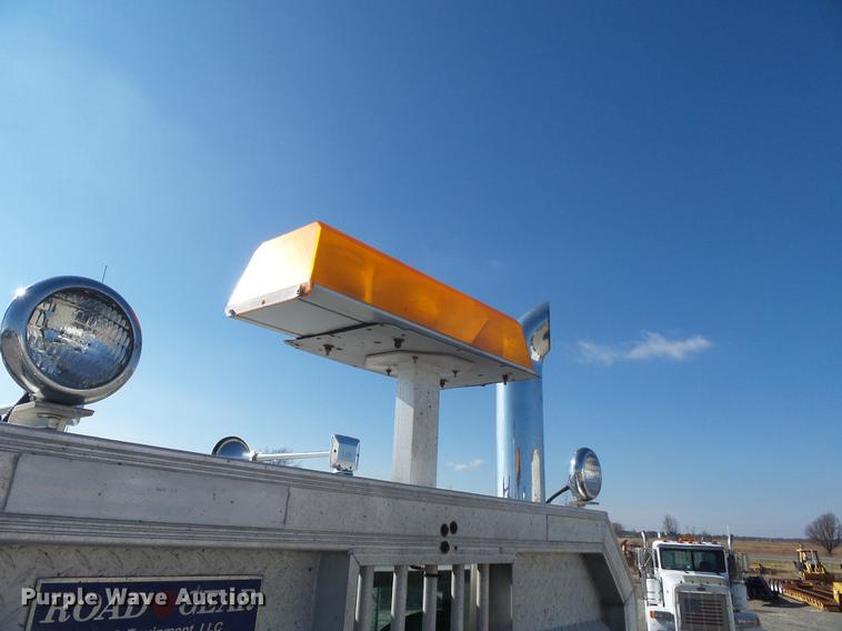 image for item DD2395 2008 Peterbilt 367 semi truck