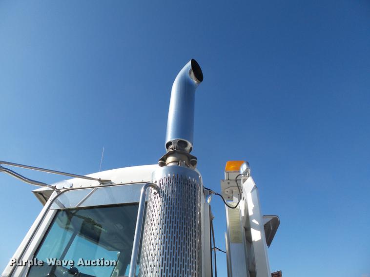 image for item DD2395 2008 Peterbilt 367 semi truck