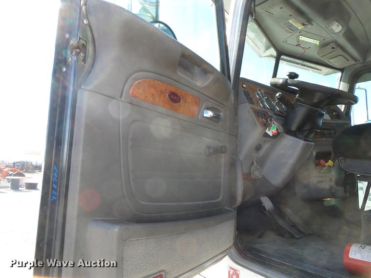 image for item DD2395 2008 Peterbilt 367 semi truck