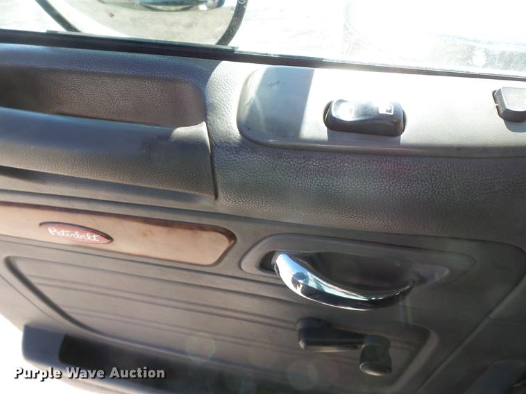 image for item DD2395 2008 Peterbilt 367 semi truck