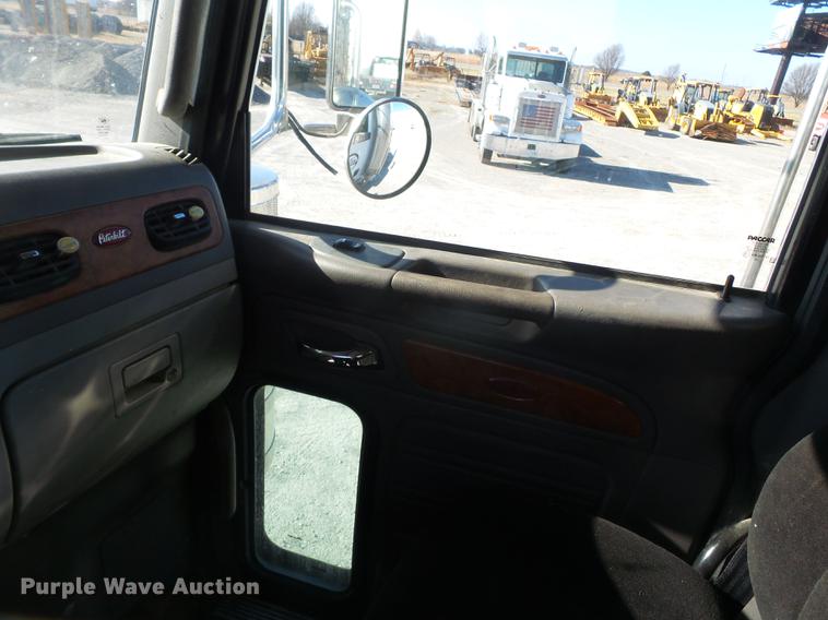 image for item DD2395 2008 Peterbilt 367 semi truck