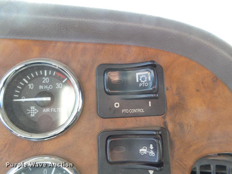 image for item DD2395 2008 Peterbilt 367 semi truck