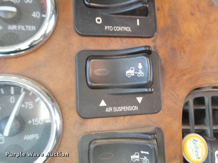 image for item DD2395 2008 Peterbilt 367 semi truck
