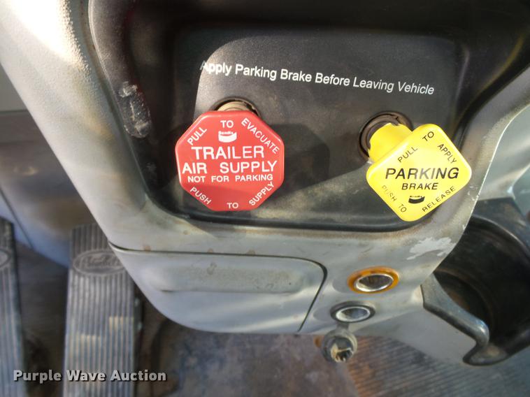 image for item DD2395 2008 Peterbilt 367 semi truck