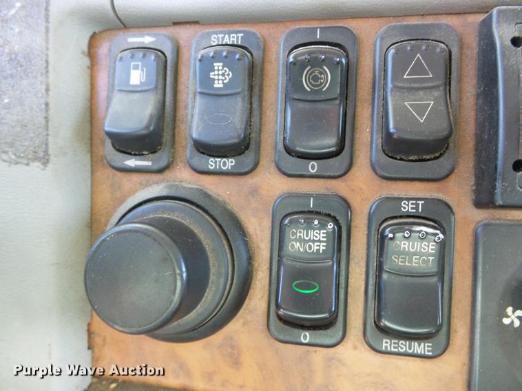 image for item DD2395 2008 Peterbilt 367 semi truck