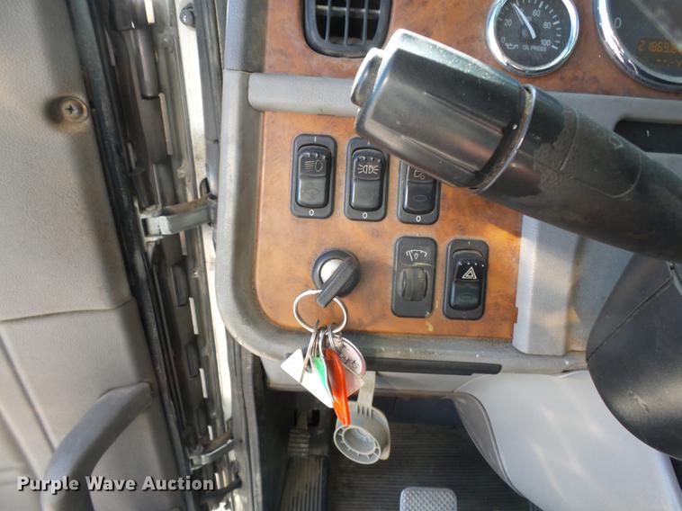 image for item DD2395 2008 Peterbilt 367 semi truck
