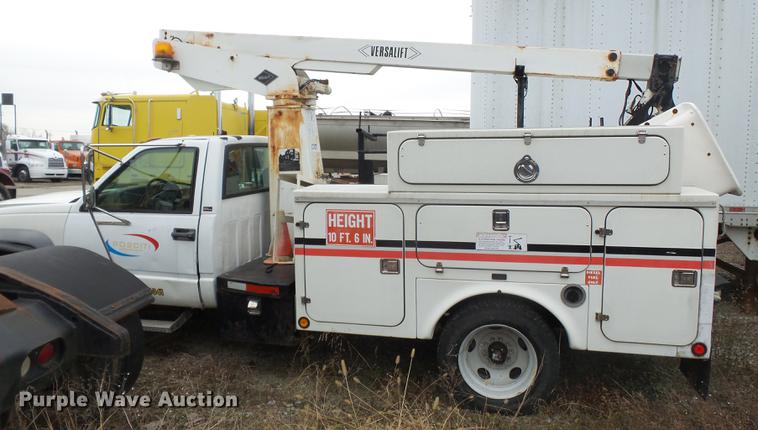 image for item DD2401 1995 GMC C3500 bucket truck