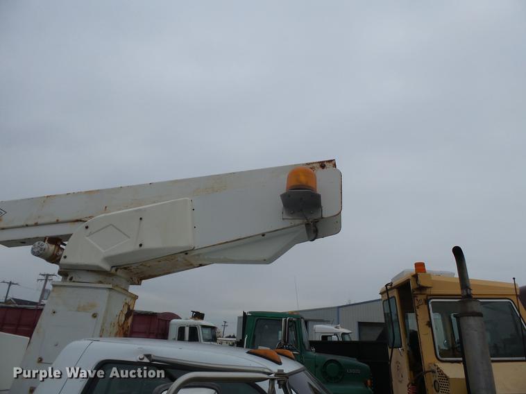 image for item DD2401 1995 GMC C3500 bucket truck