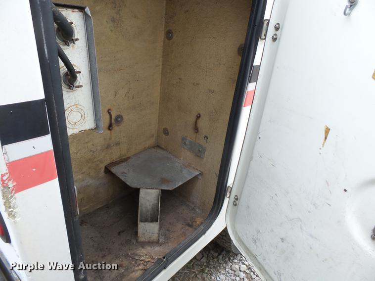 image for item DD2401 1995 GMC C3500 bucket truck