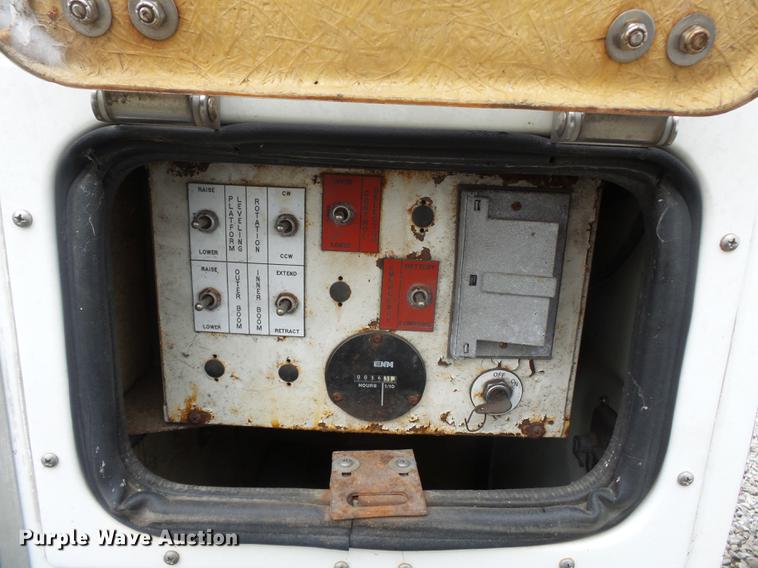 image for item DD2401 1995 GMC C3500 bucket truck