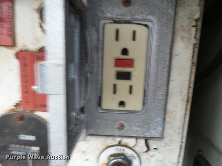 image for item DD2401 1995 GMC C3500 bucket truck