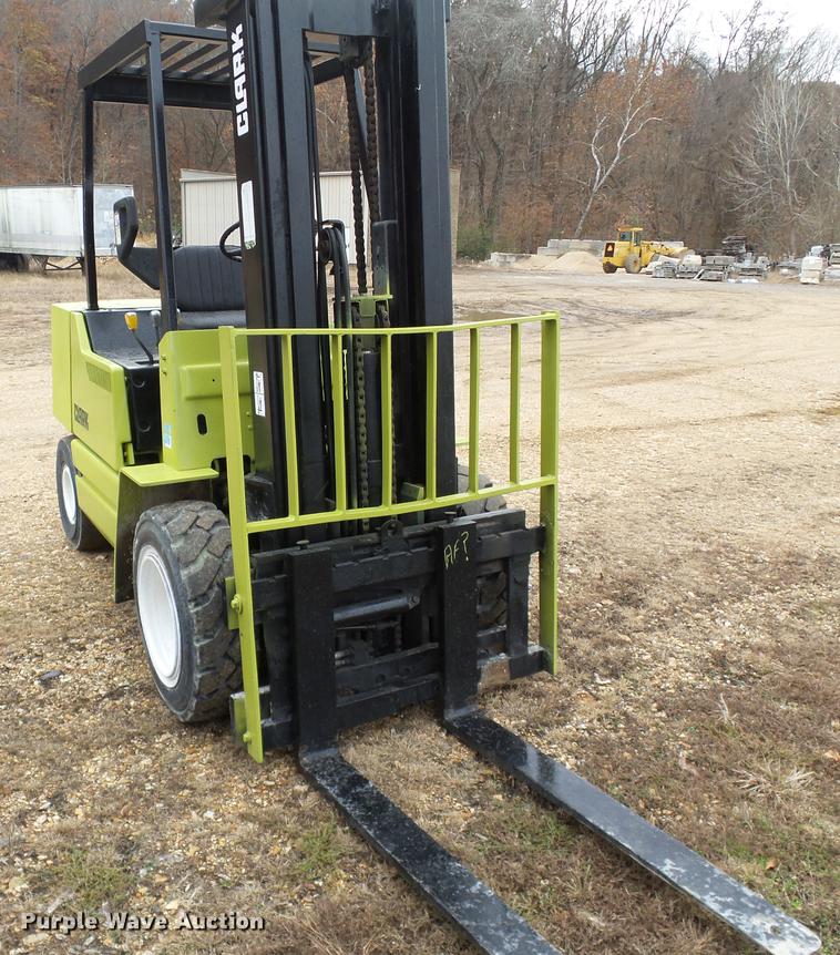 image for item DD2403 Clark GPX30 forklift