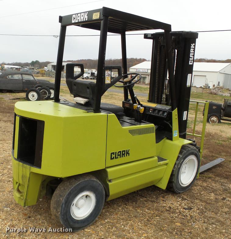 Clark GPX30 forklift in Cape Girardeau, MO Item DD2403 sold Purple Wave
