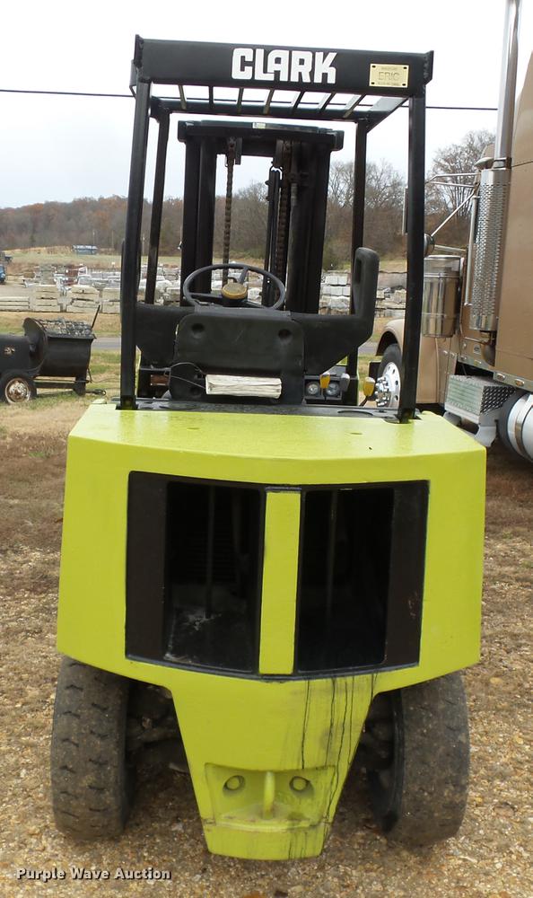 Clark GPX30 forklift in Cape Girardeau, MO Item DD2403 sold Purple Wave