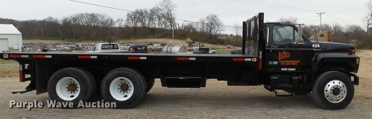 image for item DD2406 1990 Ford FT900 flatbed truck