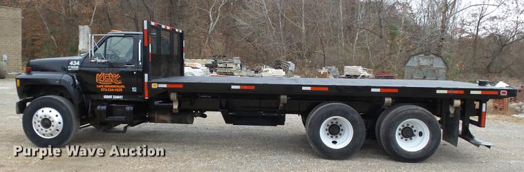 image for item DD2406 1990 Ford FT900 flatbed truck