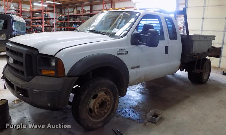 image for item DD3510 2005 Ford F450 Super Duty SuperCab flatbed truck