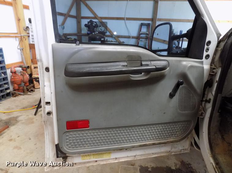 image for item DD3510 2005 Ford F450 Super Duty SuperCab flatbed truck