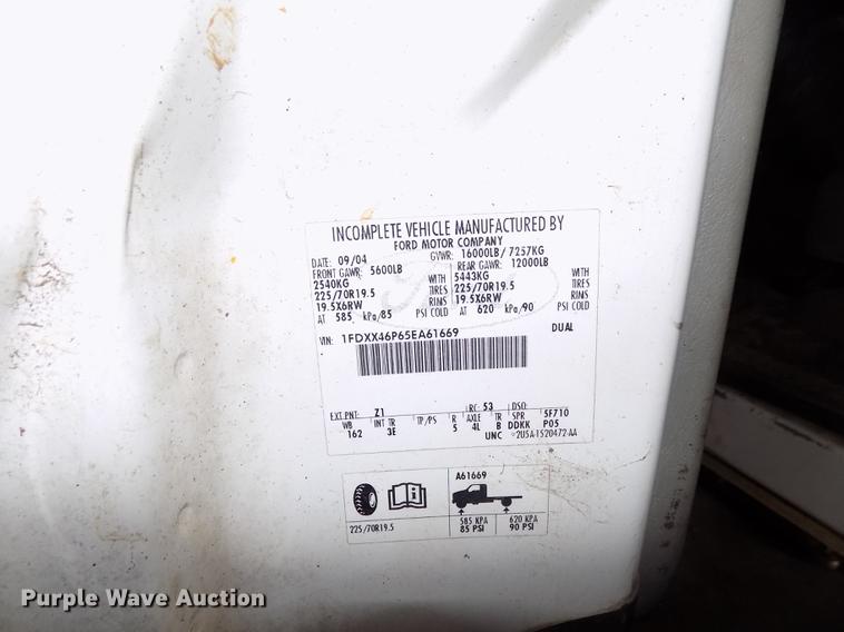 image for item DD3510 2005 Ford F450 Super Duty SuperCab flatbed truck