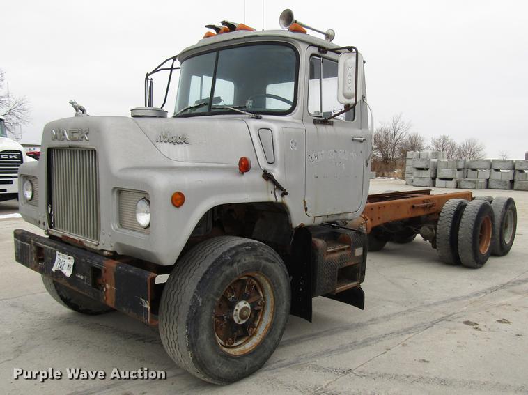 image for item DD3931 1987 Mack DM685S truck cab and chassis