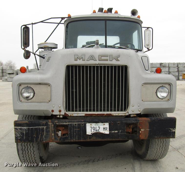 image for item DD3931 1987 Mack DM685S truck cab and chassis