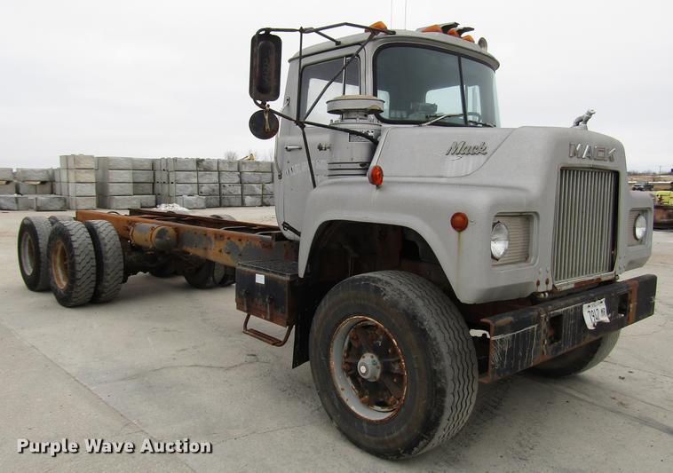 image for item DD3931 1987 Mack DM685S truck cab and chassis