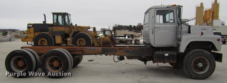 image for item DD3931 1987 Mack DM685S truck cab and chassis