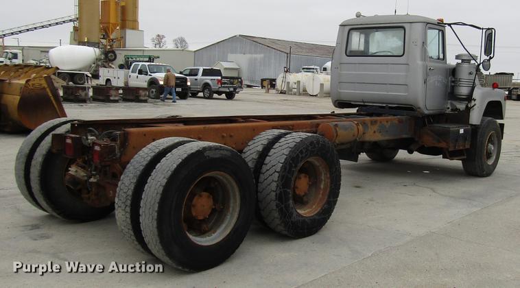 image for item DD3931 1987 Mack DM685S truck cab and chassis