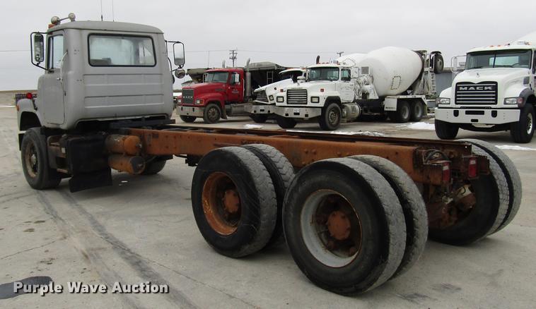 image for item DD3931 1987 Mack DM685S truck cab and chassis