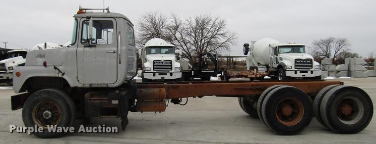 image for item DD3931 1987 Mack DM685S truck cab and chassis