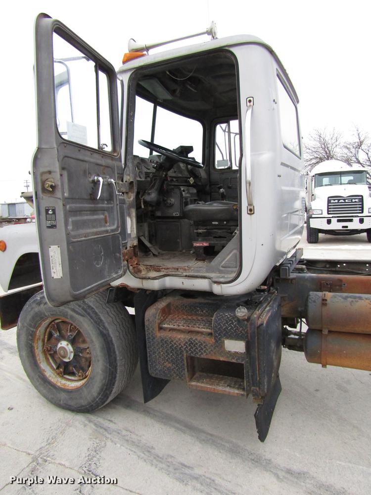 image for item DD3931 1987 Mack DM685S truck cab and chassis