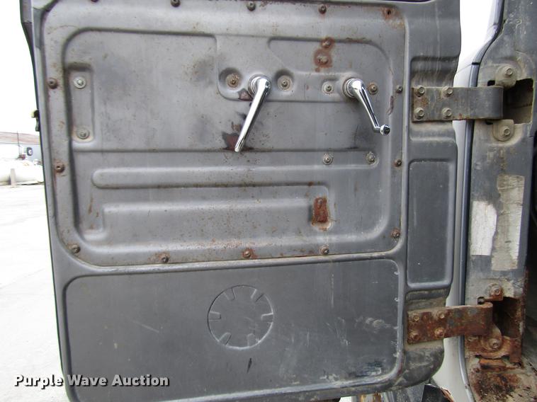 image for item DD3931 1987 Mack DM685S truck cab and chassis