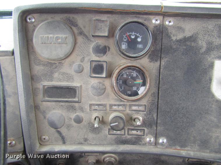 image for item DD3931 1987 Mack DM685S truck cab and chassis