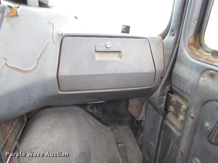 image for item DD3931 1987 Mack DM685S truck cab and chassis