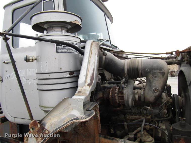 image for item DD3931 1987 Mack DM685S truck cab and chassis