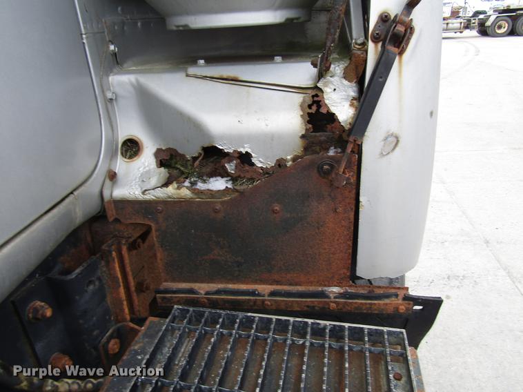 image for item DD3931 1987 Mack DM685S truck cab and chassis