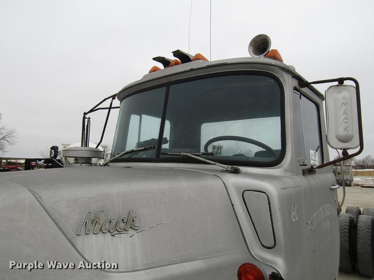 image for item DD3931 1987 Mack DM685S truck cab and chassis