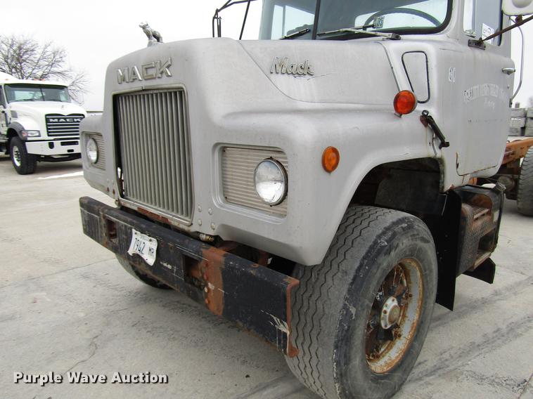 image for item DD3931 1987 Mack DM685S truck cab and chassis